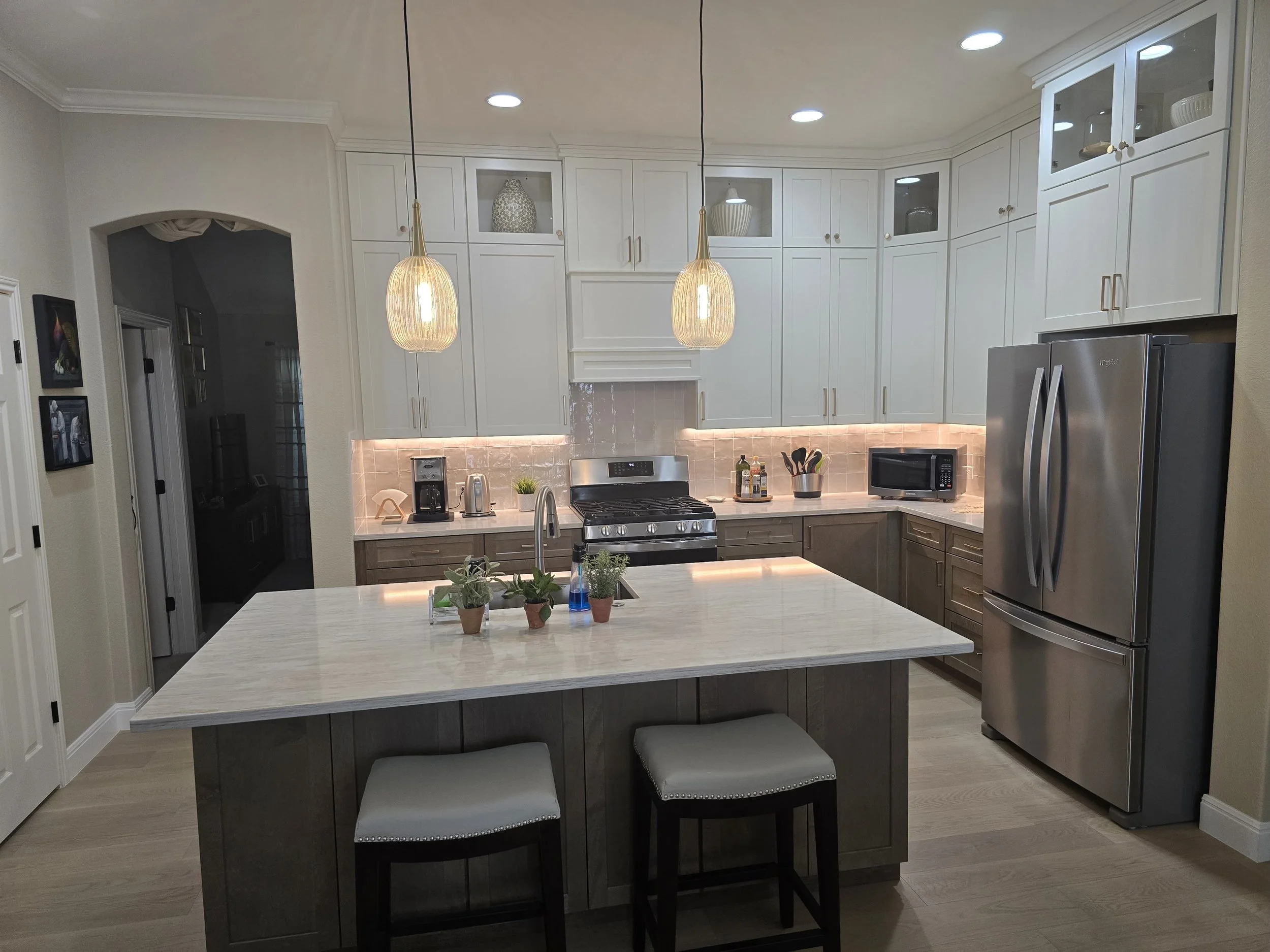 Waypoint Living Spaces: 410F Shaker Maple Almond + Vanilla