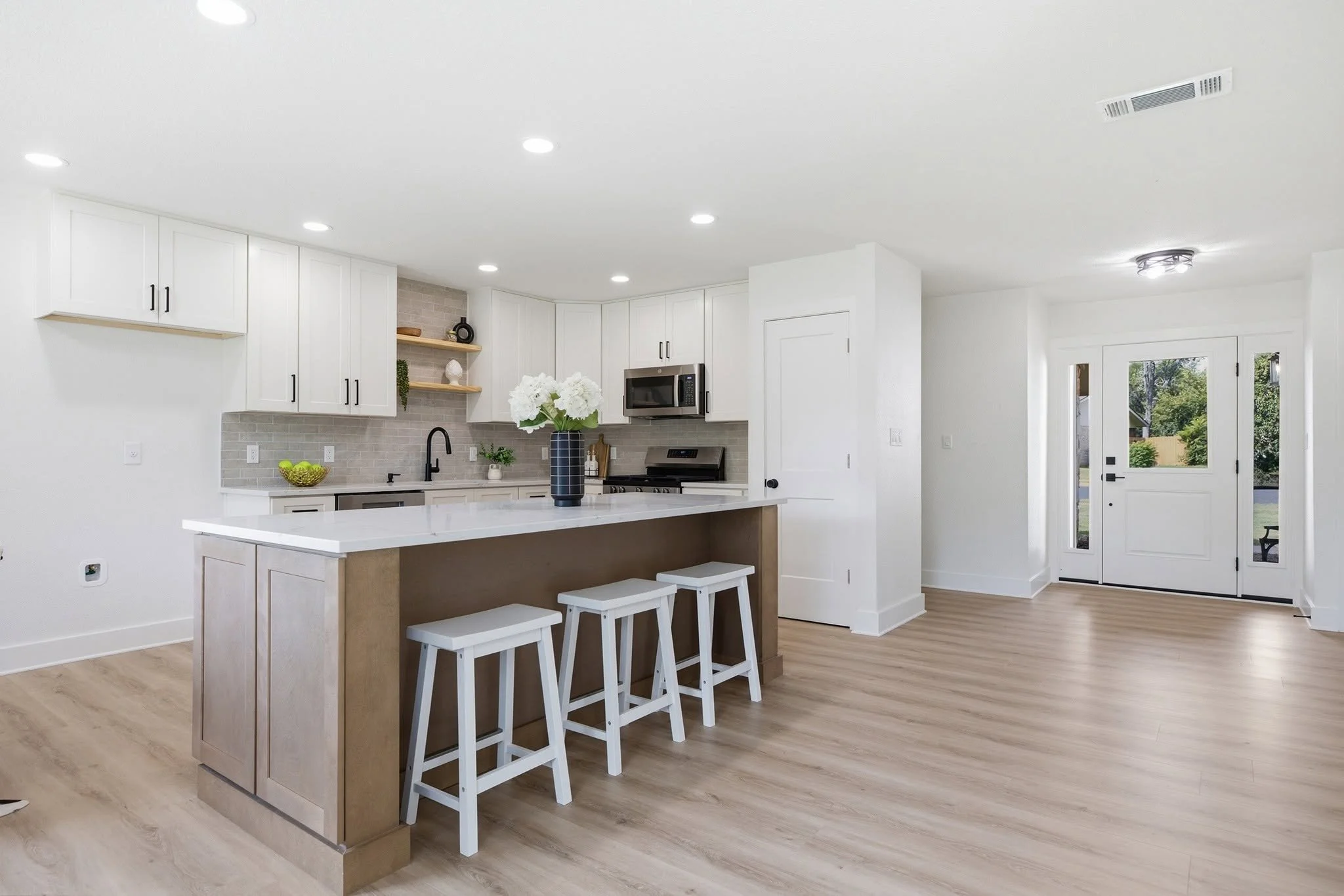 Kitchen Remodel in Round Rock, Texas. Shaker Antique White and Shaker Caramel. Calacatta Alba countertops 