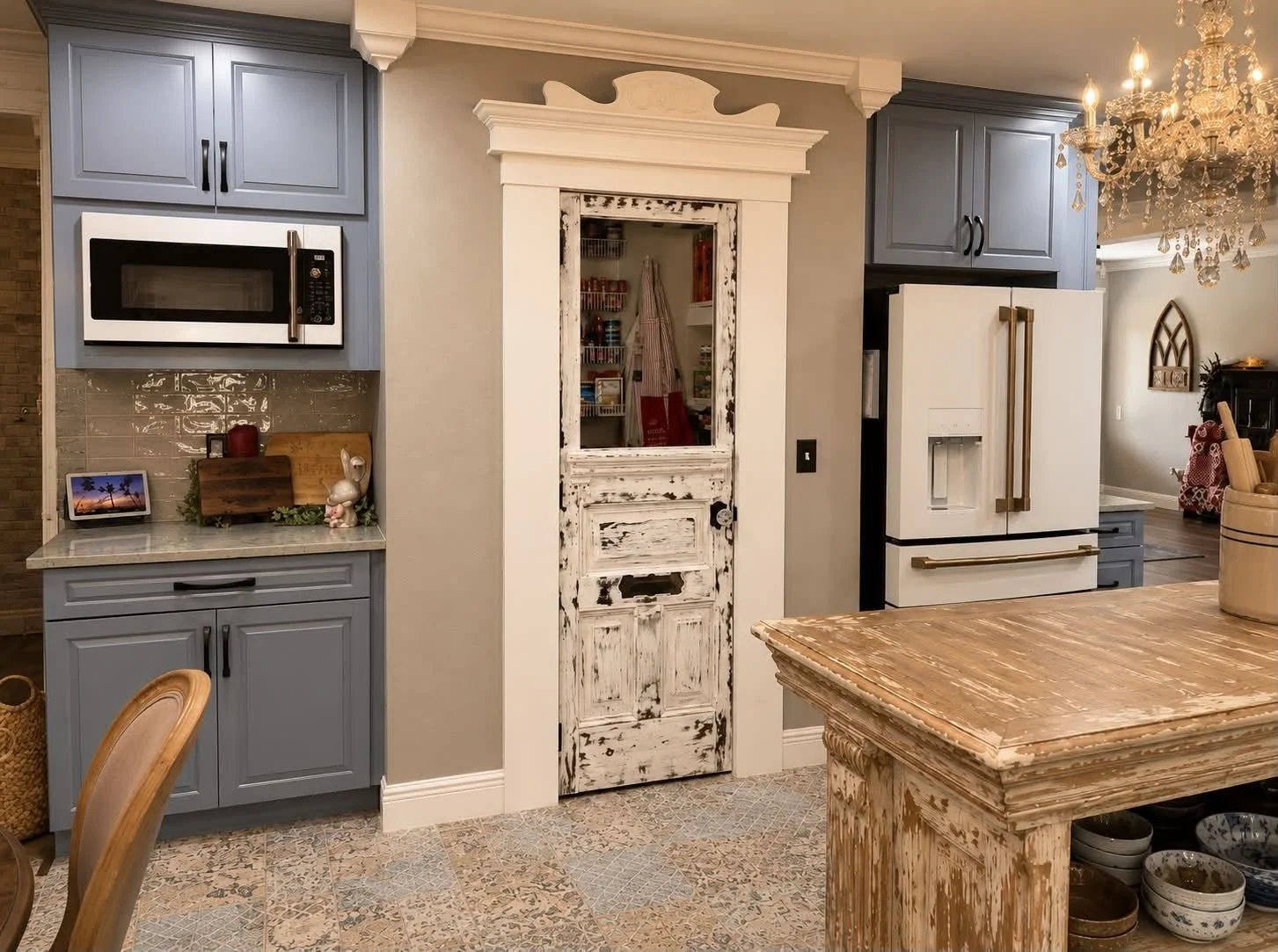 Kitchen Remodel in Cedar Creek
Waypoint Living Spaces:
460R painted mist 
Mount Fuji Quartz countertops