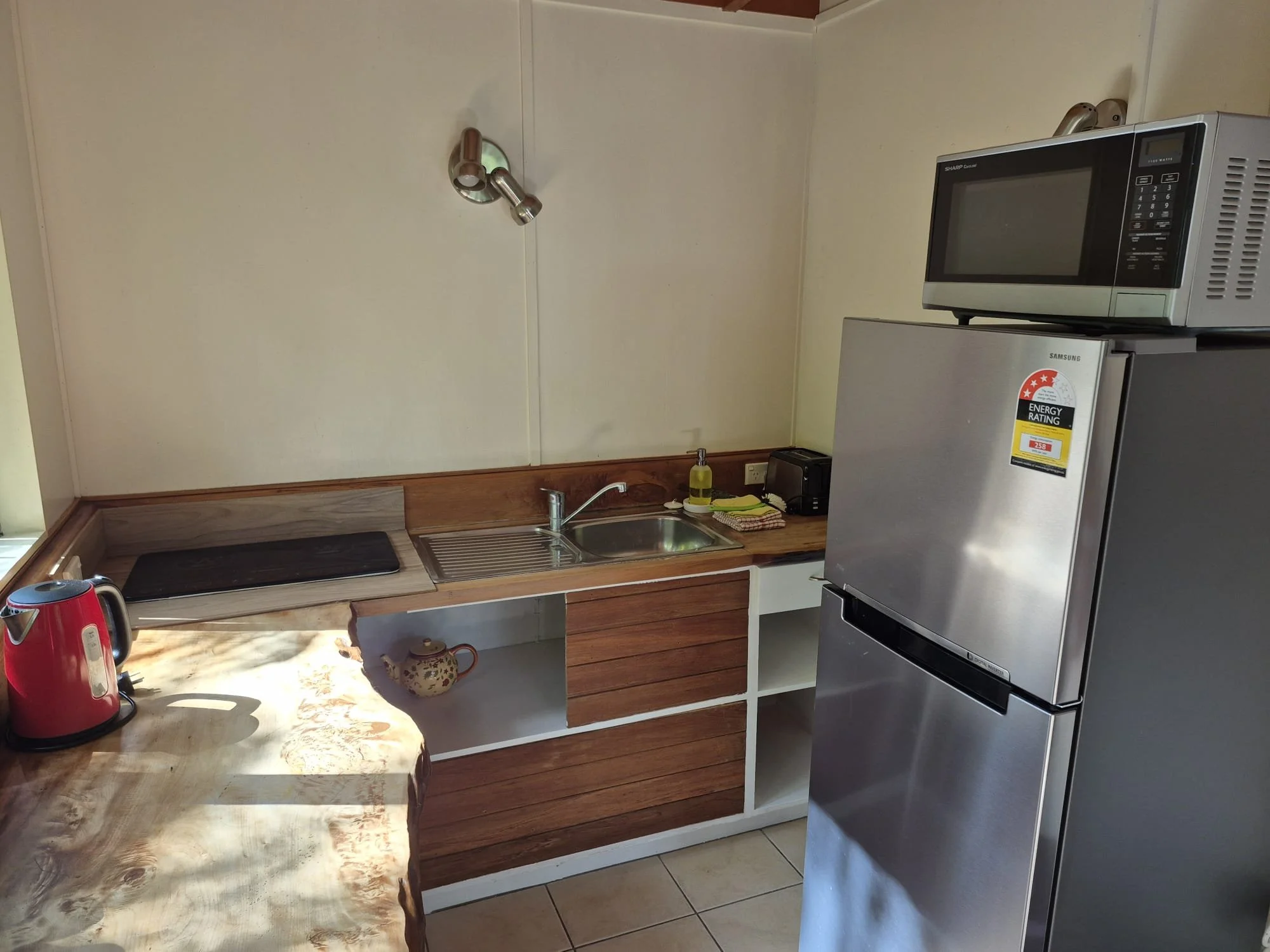 Te Nikau Retreat - Kowhai - kitchen