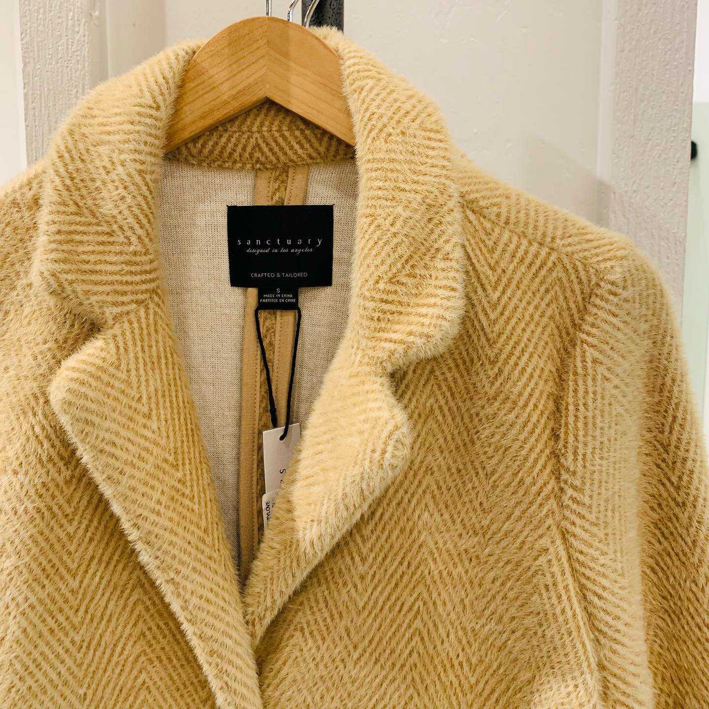 This coat! It&rsquo;s mid thigh and the best combo between loungy and dressy. And&hellip;.oh&hellip;.so&hellip;.soft!

Open 11am-6pm daily.

#mountaintownlife #adventurealways#visitmccall #shoppinginmccall #mccallidaho #shoplocal #lounge #lounging #s