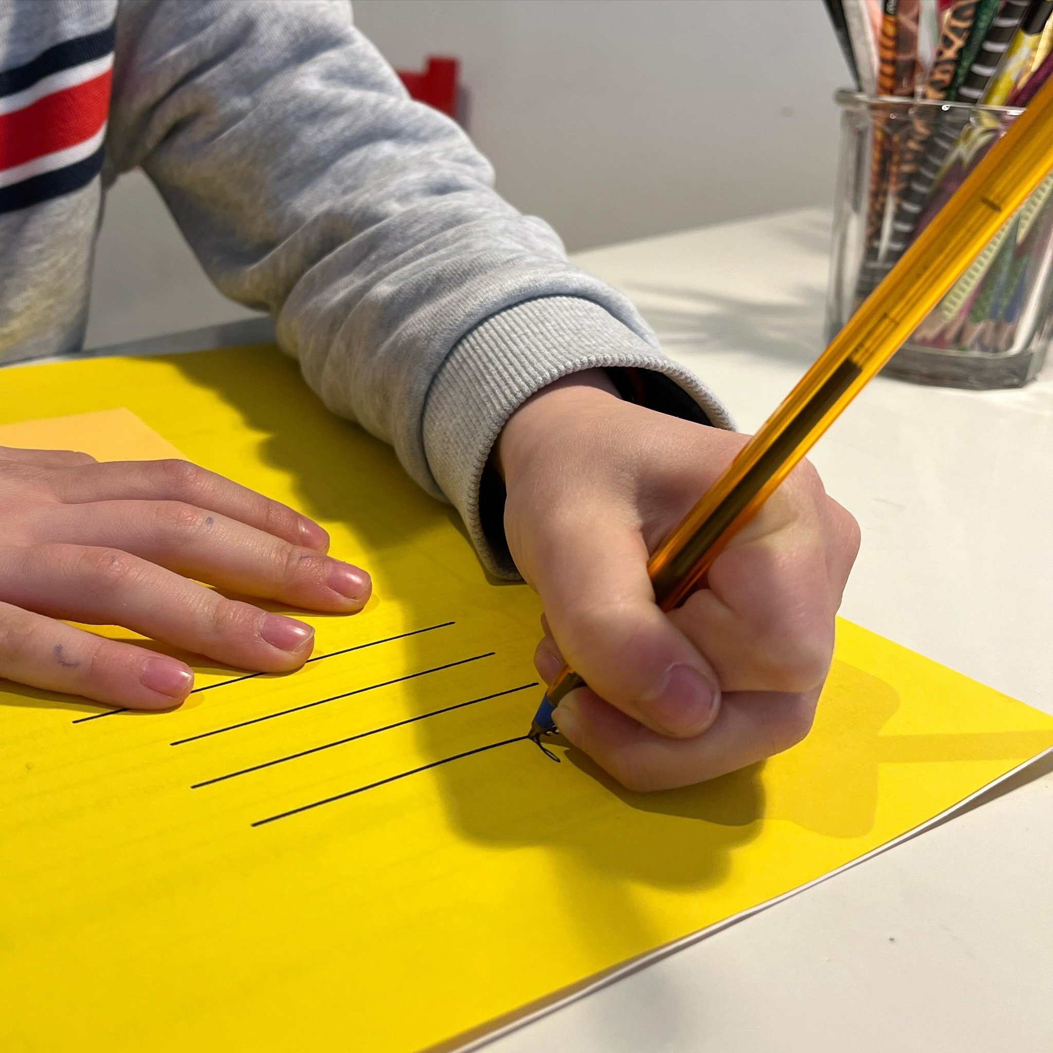 &Eacute;CRITURE 🙌🏻 premi&egrave;re s&eacute;ance de r&eacute;&eacute;ducation du geste d&rsquo;&eacute;criture avec LuMa cette semaine. En r&eacute;&eacute;ducation je vois les enfants toutes les trois semaines. Entre chaque s&eacute;ance ils ont d