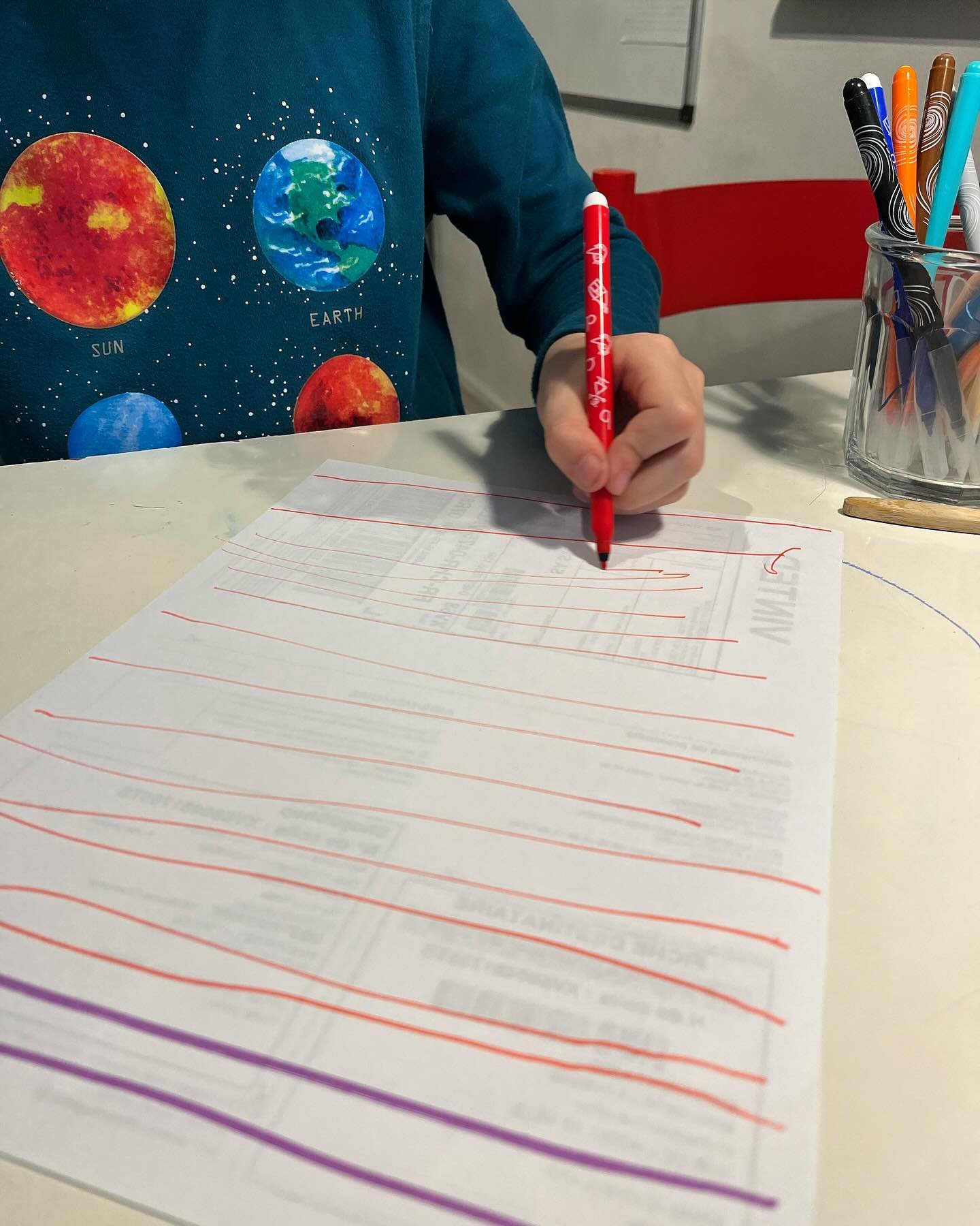 LuMa Deuxi&egrave;me s&eacute;ance : des exercices quotidiens + pendant 21 jours = nouvelle tenue du crayon 🙌🏻. 
Prochain objectif : passer la main sous la ligne d&rsquo;&eacute;criture. LuMa est reparti avec de nouveaux exercices. Rdv dans trois s