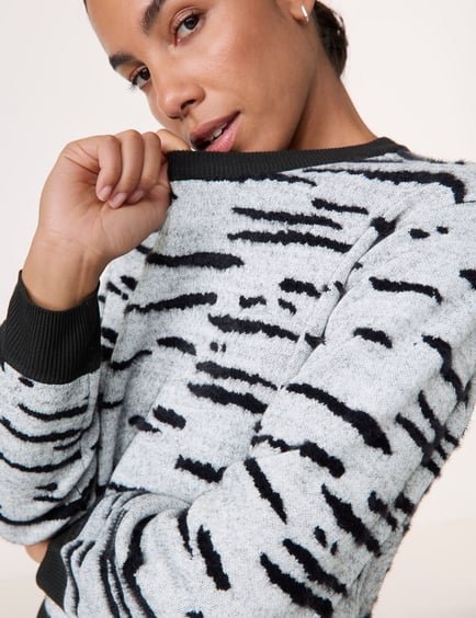 pullover-mit-flauschigen-details-100.jpg