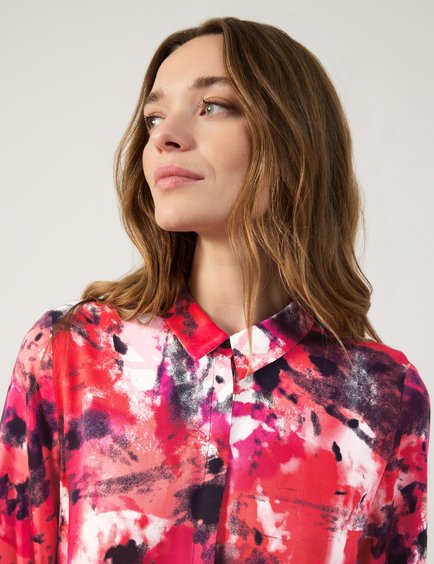 taillierte-hemdbluse-mit-allover-print-100.jpg