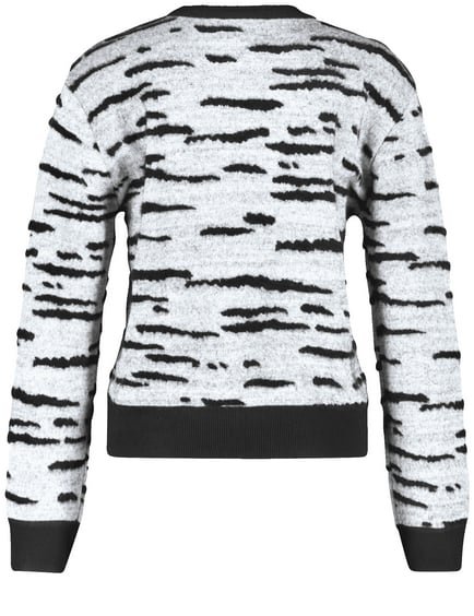 pullover-mit-flauschigen-details-03.jpg