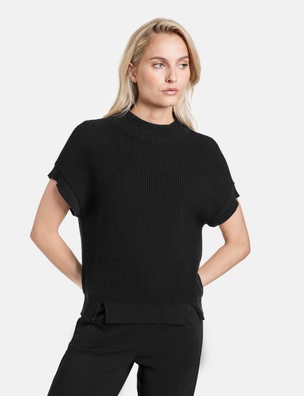 sleeveless-jumper-with-a-turtleneck-01.jpg