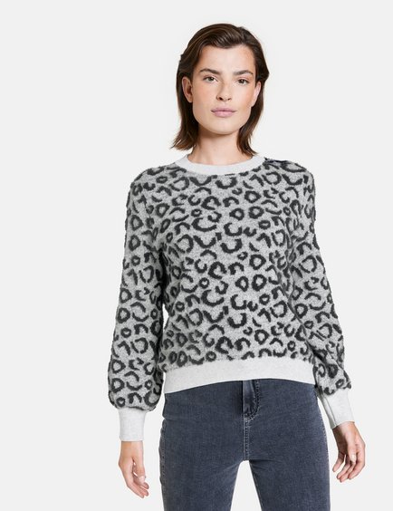 jumper-with-a-leopard-pattern-01.jpg