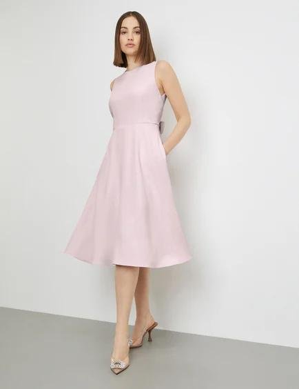 aermelloses-kleid-mit-bindebaendern-in-der-taille-110.jpg