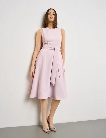 aermelloses-kleid-mit-bindebaendern-in-der-taille-105.jpg