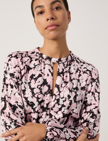 bluse-mit-ausschnittschlitzen-100.jpg