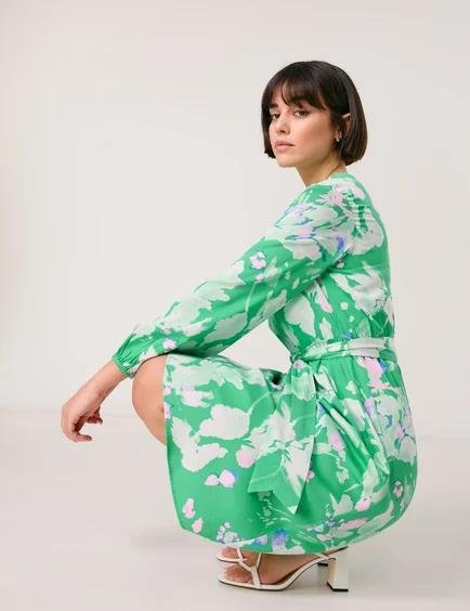 knee-length-dress-with-a-floral-pattern-102.jpg