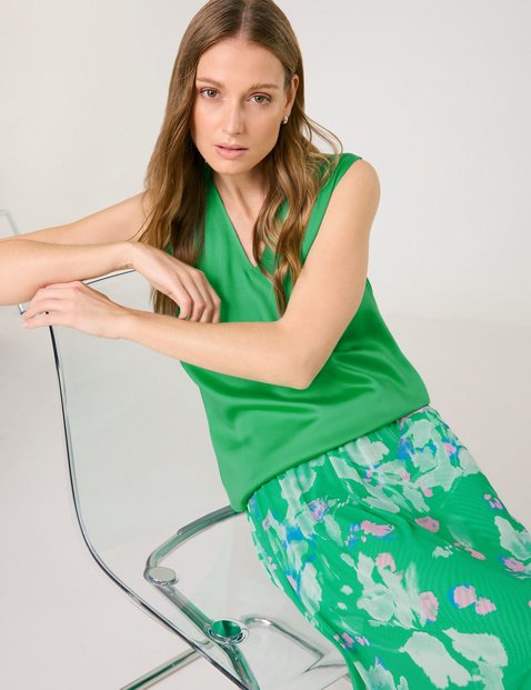 blouse-top-with-a-v-neckline-102.jpg