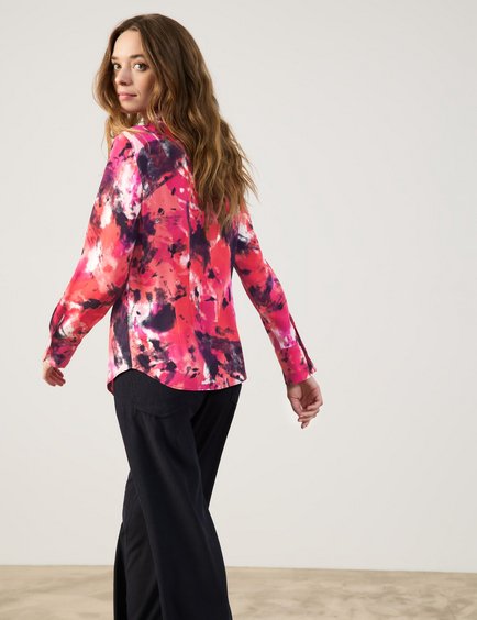taillierte-hemdbluse-mit-allover-print-104.jpg
