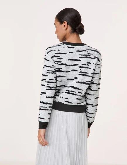 pullover-mit-flauschigen-details-104.jpg