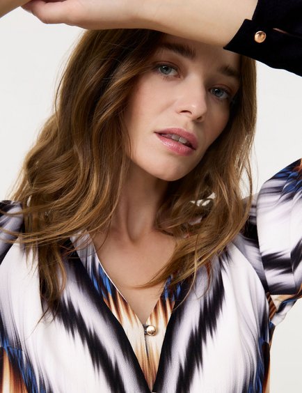 blouse-with-a-striking-print-100.jpg