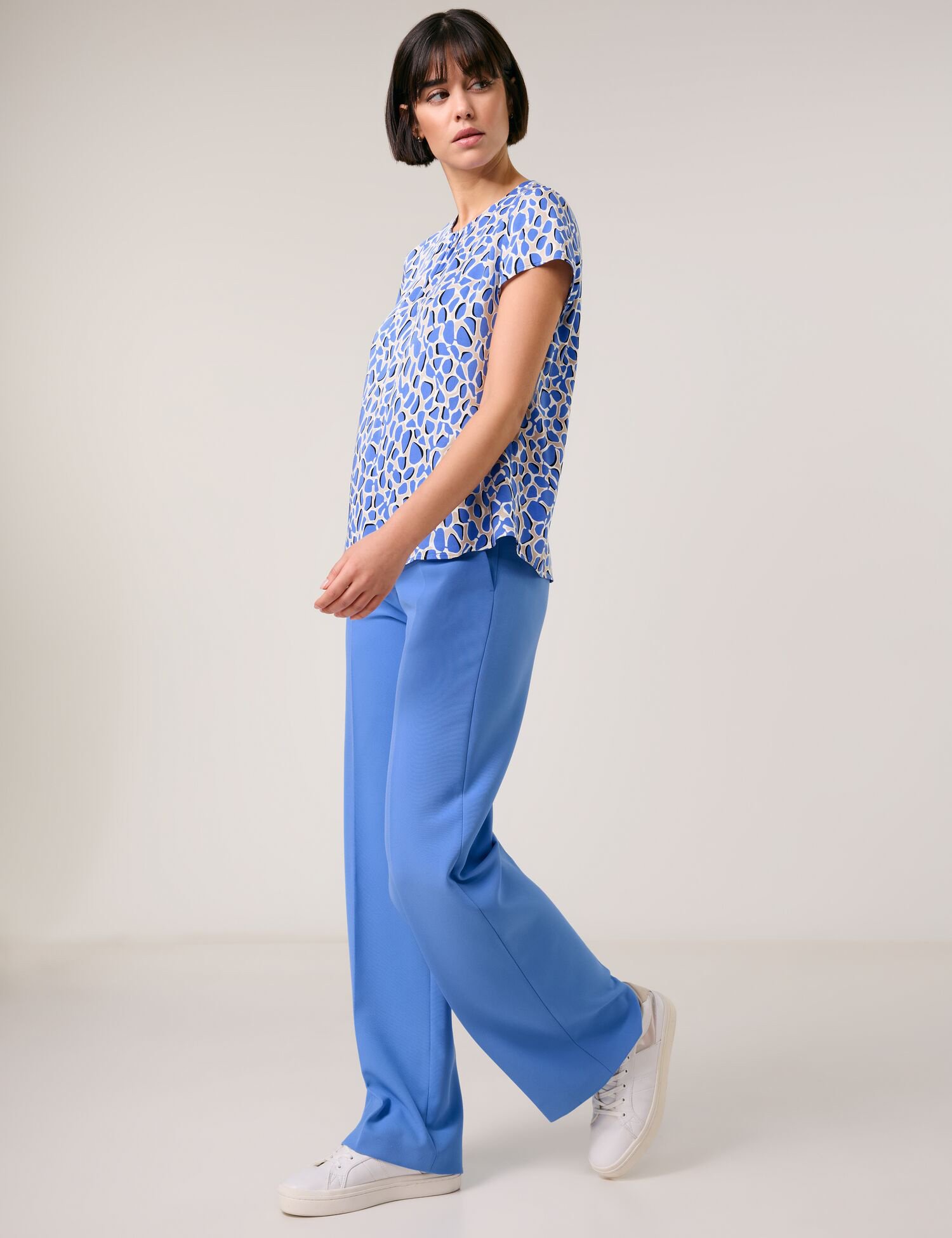 short-sleeve-blouse-with-an-all-over-print-102.jpg
