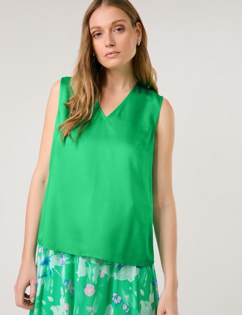 blouse-top-with-a-v-neckline-110.jpg