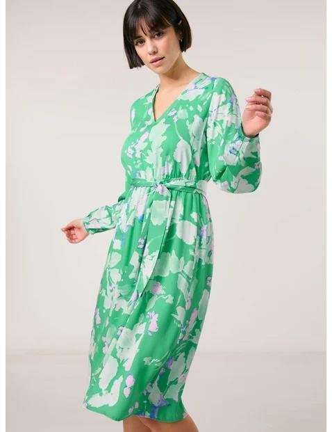 knee-length-dress-with-a-floral-pattern-110.jpg