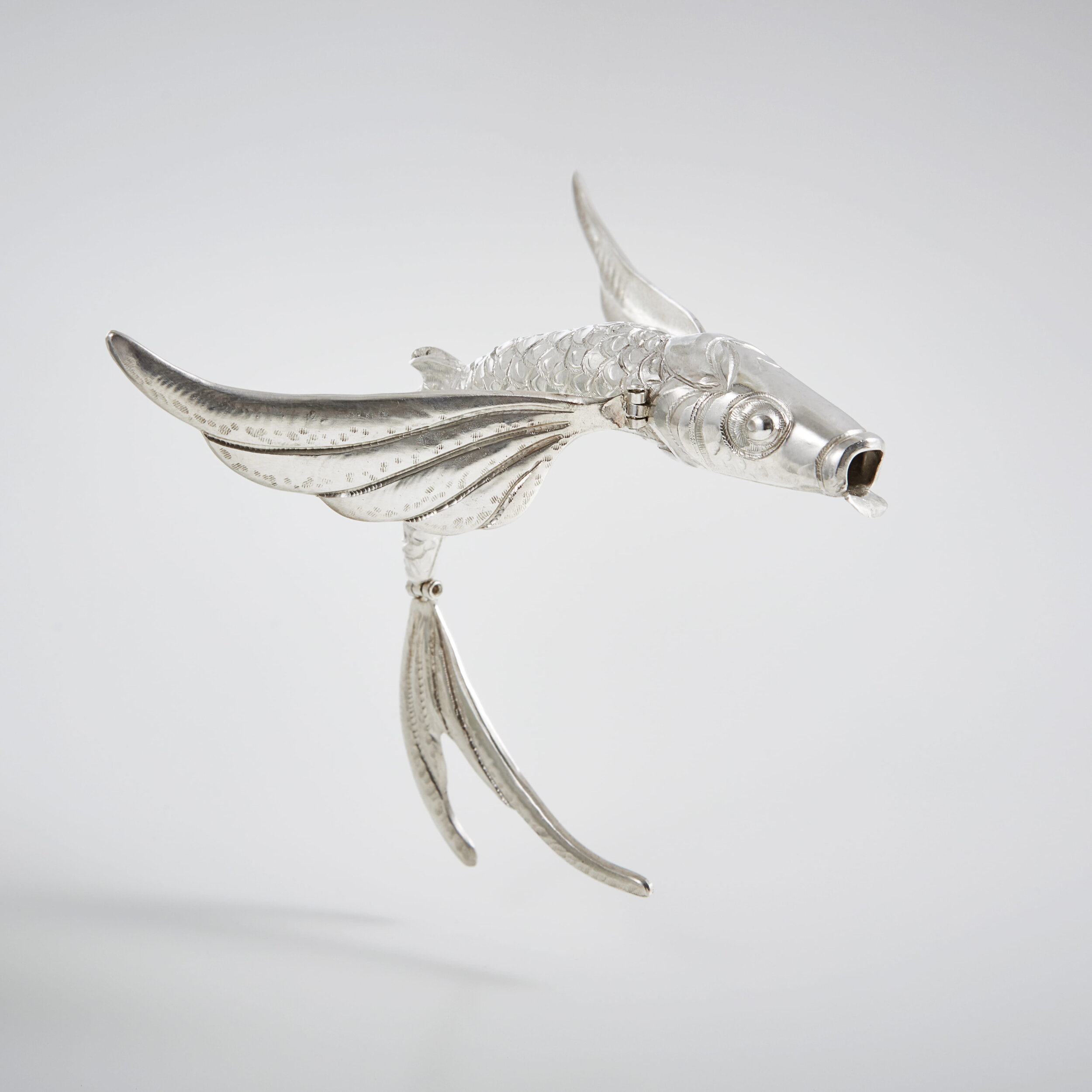 Flying Fish Boutonniere. Kinetic Brooch in chased silver. Bryony Knox. Image by A.Clark_edit.jpg