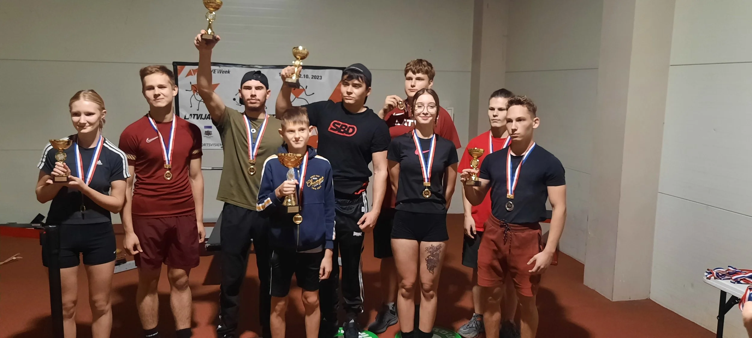 Latvijas skolu čempionāts svaru stieņa spiešanā guļus