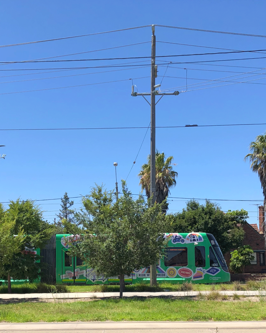 32-03-Sign-Day-Tram.gif