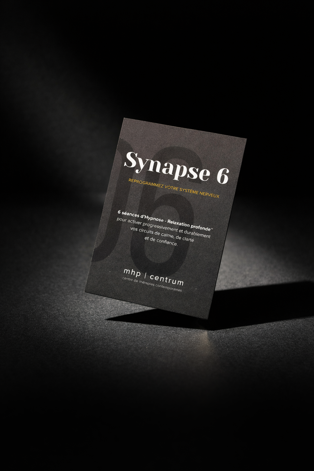 A promotional poster for Synapse 6, a program of six hypnosis sessions for deep relaxation, developed by mhp | centrum, a contemporary therapy center, placed in a dark environment with targeted lighting.