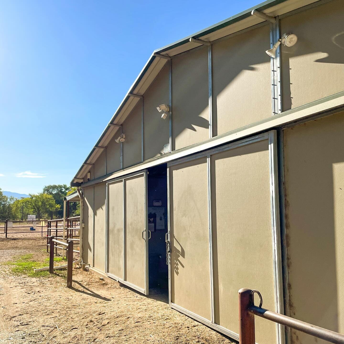 Hunter Jumpers can find great amenities and even the occasional hot air balloon sighting at this stable in the heart of New Mexico. 
🏠: Triple G Equestrian
📍: Corrales, New Mexico