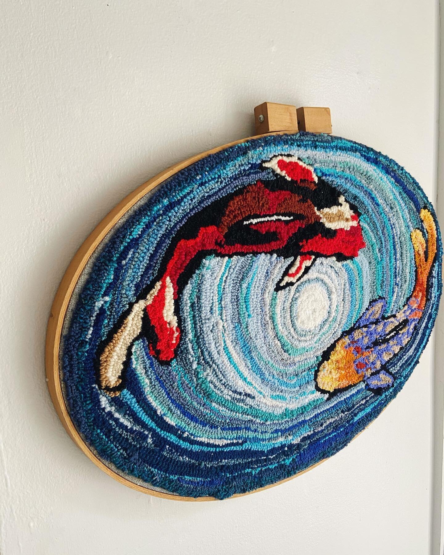 A few details from my newly finished koi pond! Made from scrap yarn and repurposed embroidery hoop all c/o @indigohippo ♻️
.
.
.
.
.
.
.
.
.
#tuftinggun #tufttheworld #tufting #tuftingmachine #tufting #tufted #tapestry #tapestrydecor #walltapestry #r