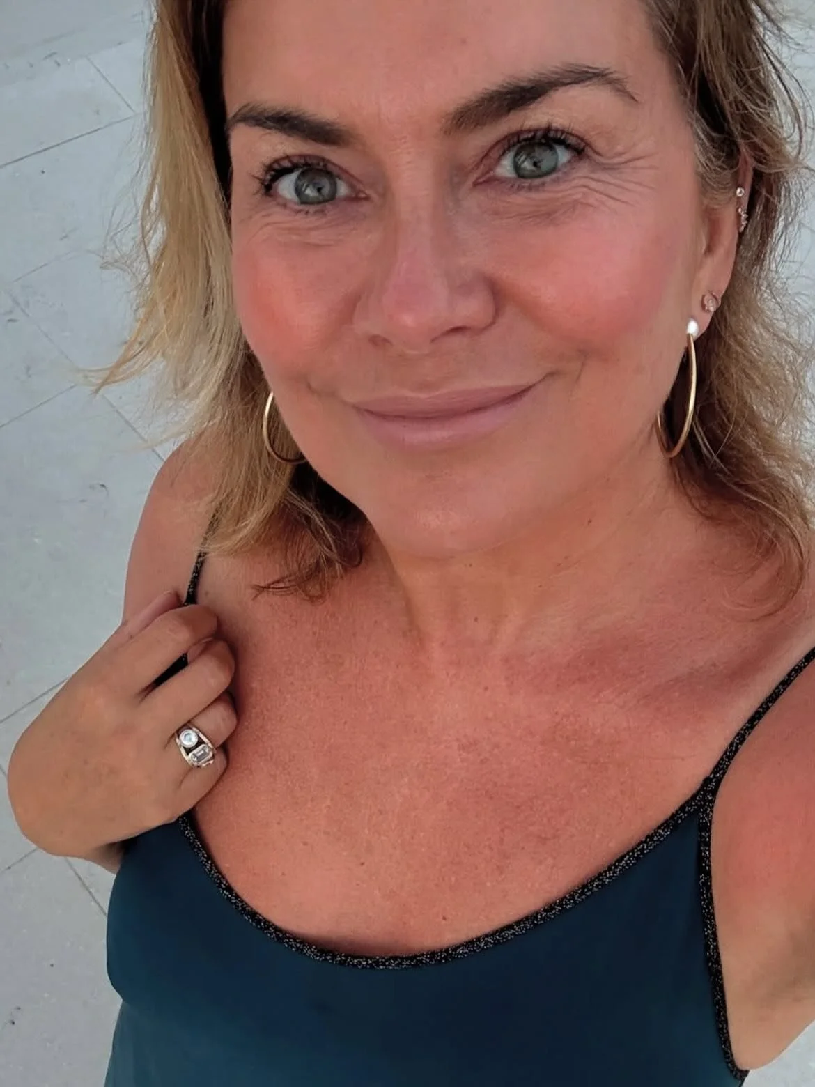 These earrings deserve there own grid post. Worn by some of my favourite people. Available in gold and silver. It doesn&rsquo;t get better than a hoop with a simple pearl. They go with everything. 😍

@tessdaly 
@missamandalamb
@bricksandstitches 
@l