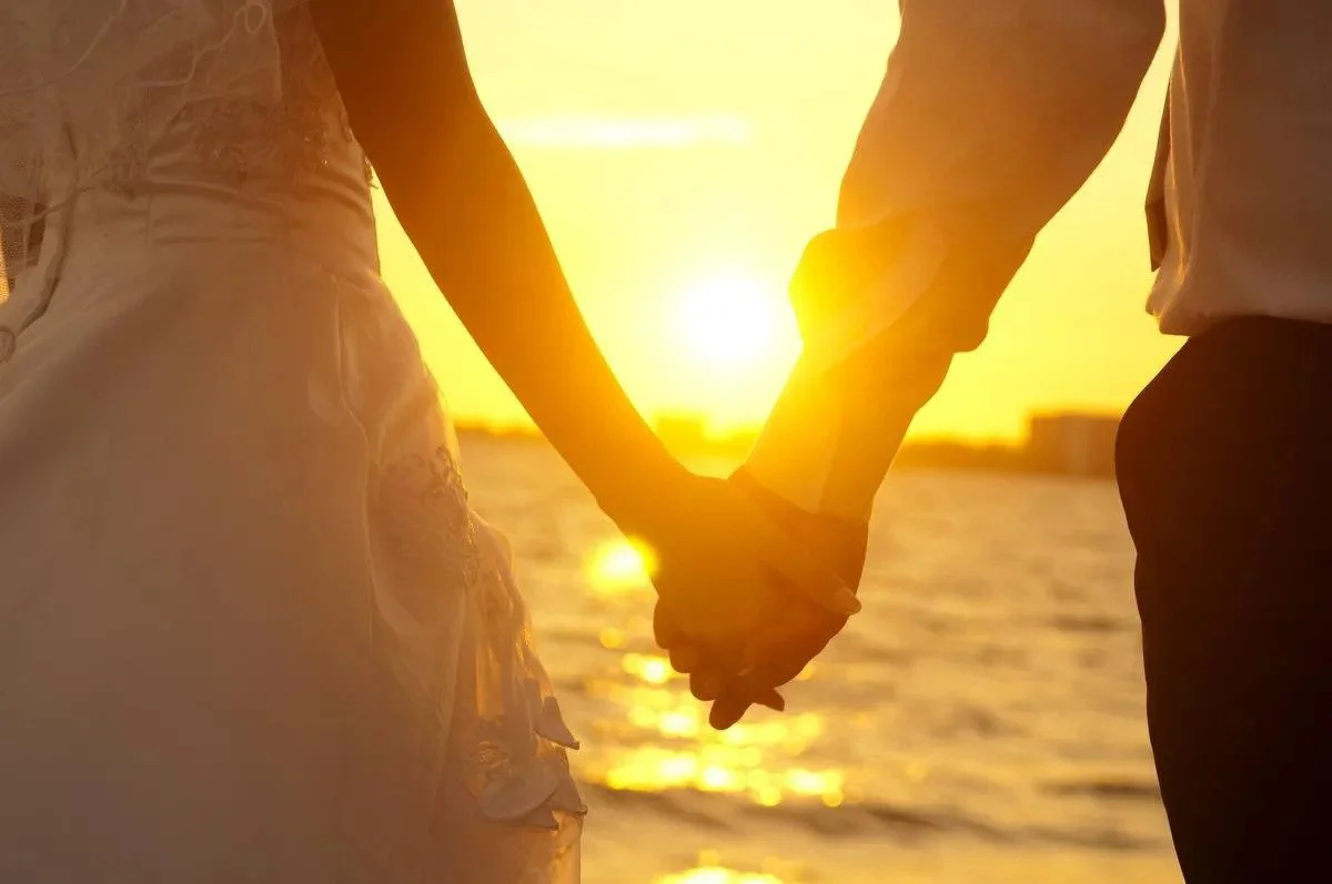 Image of a happy couple holding hands, symbolizing financial goals for different age groups: 20s, 30s, 40s, 50s, and 60s.