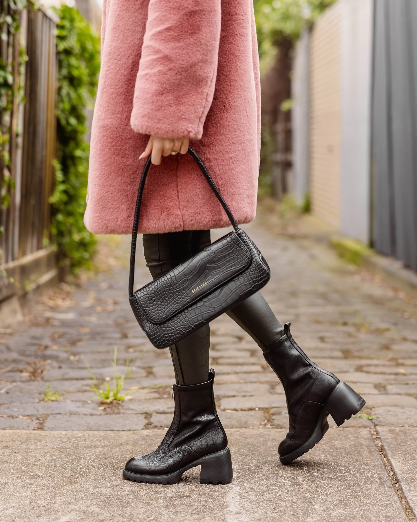 Recent work for @stepaheadshoes AW24 👢🧡

Talent: @hannah.coombsy 
Styling &amp; assist: @alicehoney 
Agency: @melbournesocialco 

#melbournephotographer #melbournecommercialphotographer #melbournefashionphotographer #stepahead