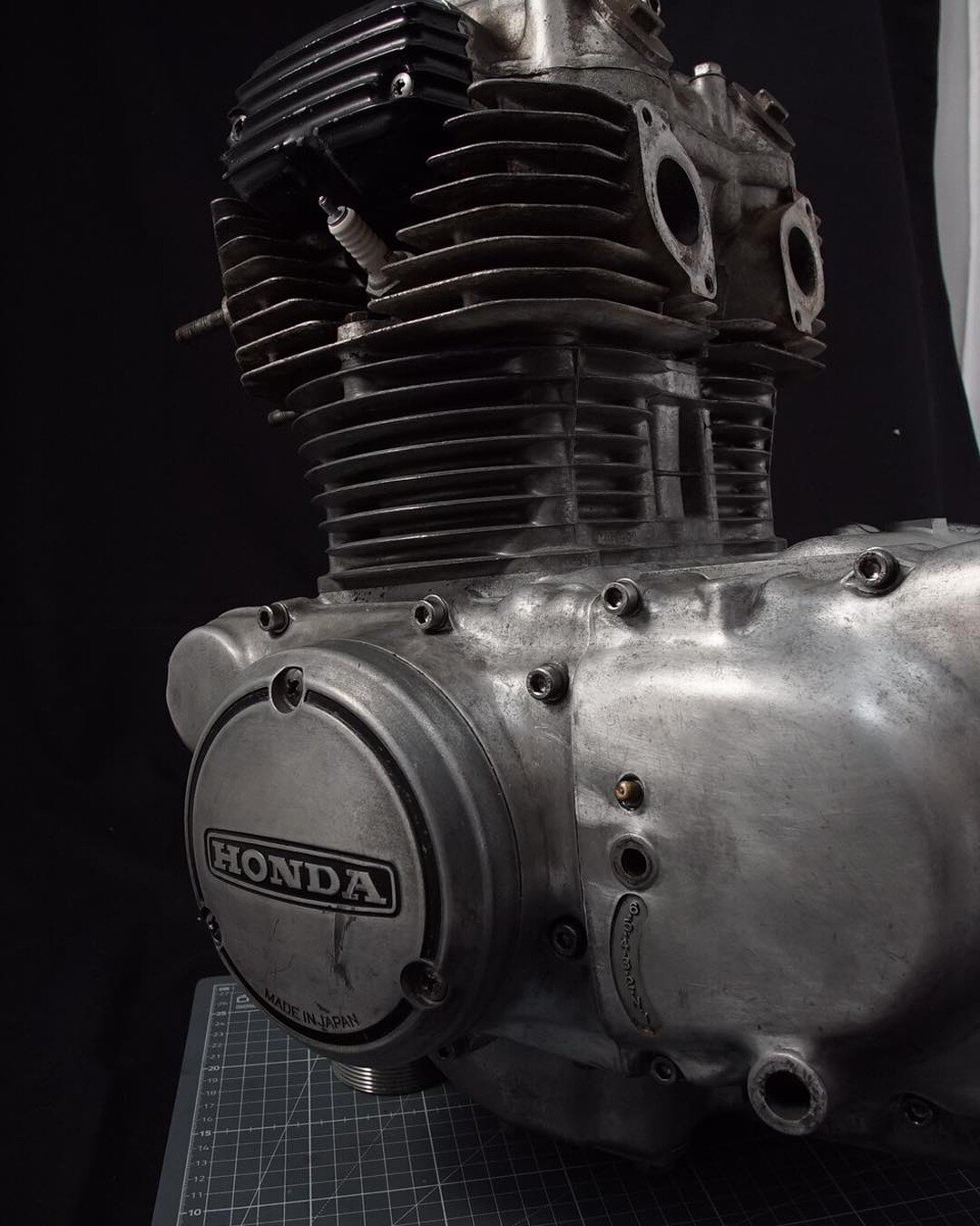 L'histoire du moteur Honda CB360 se poursuit.  Maintenant, les couvercles du moteur sont termin&eacute;s.

#honda #cb360 #twincylinder  #japanesemotorcycle  #classichonda  #vintage #classic #restauration #engine #motor #vaporblasting #vapourblasting 