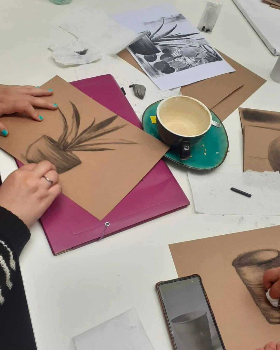 As&iacute; se vive el m&oacute;dulo 2 del taller de dibujo en el @atelier.lumaral con @anadibujoypintura ✨

En el m&oacute;dulo 2 nos manchamos las manos con carbonilla y aprendimos sobre volumen, perspectiva y mucho m&aacute;s!

En los pr&oacute;xim