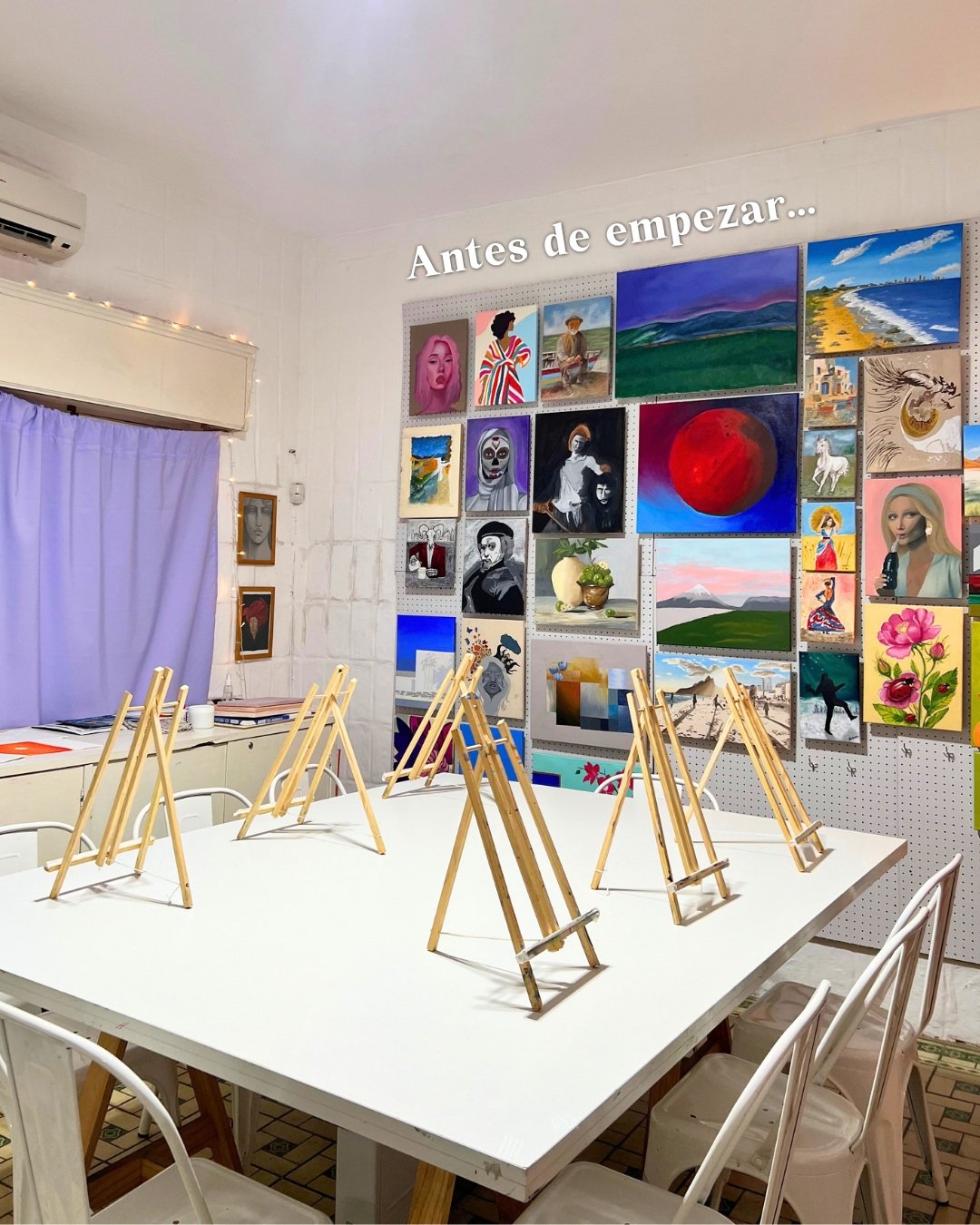 Antes de empezar, el atelier est&aacute; en silencio: los atriles sobre la mesa, un rinc&oacute;n quieto, los frascos de pinceles y las esp&aacute;tulas esperando con la luz de la tarde encima.

Cuando llegan ustedes, cambia todo. El sal&oacute;n se 