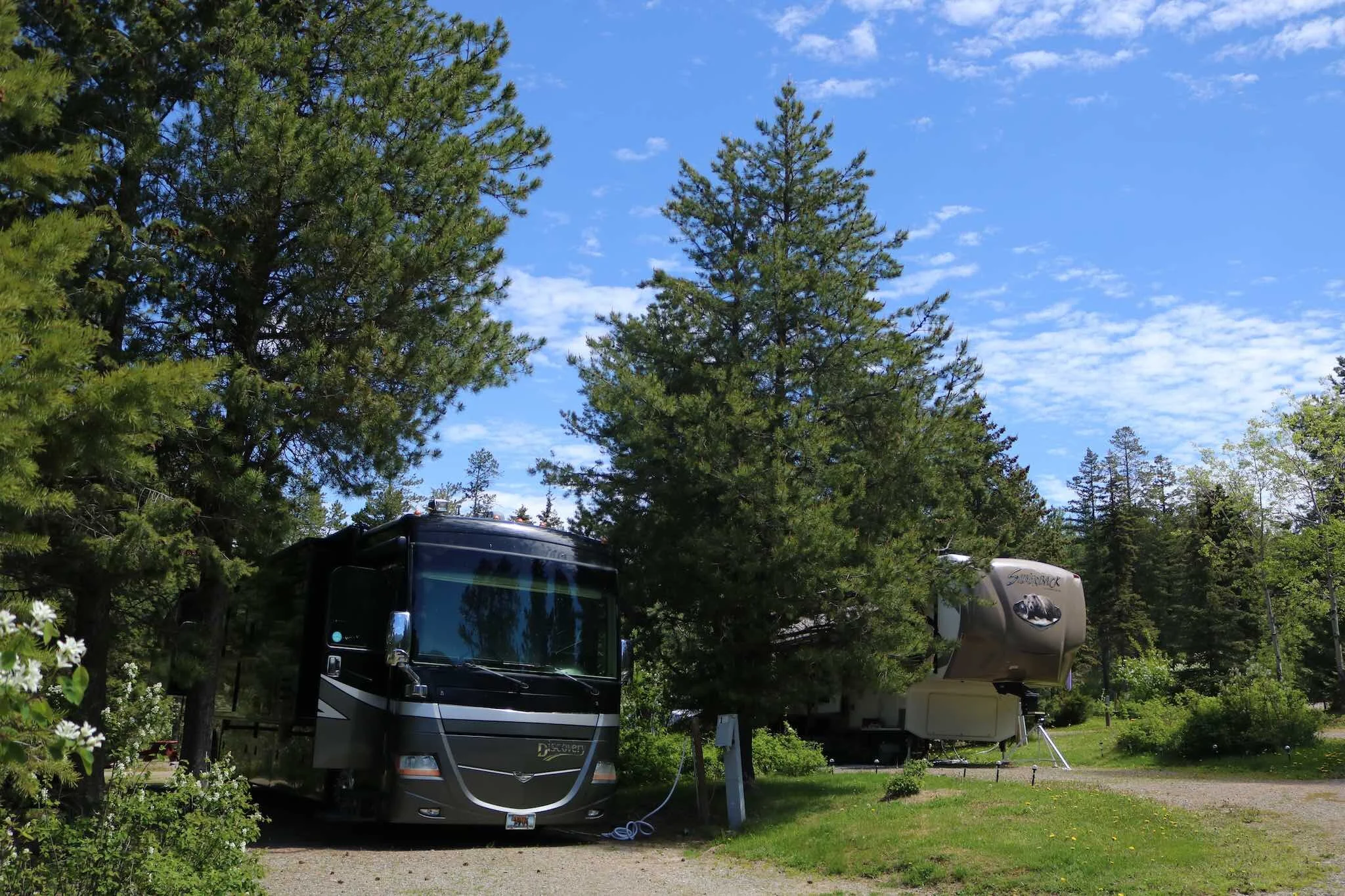 Gallery Mountain Meadow RV Park & Cabins RV Park near Glacier