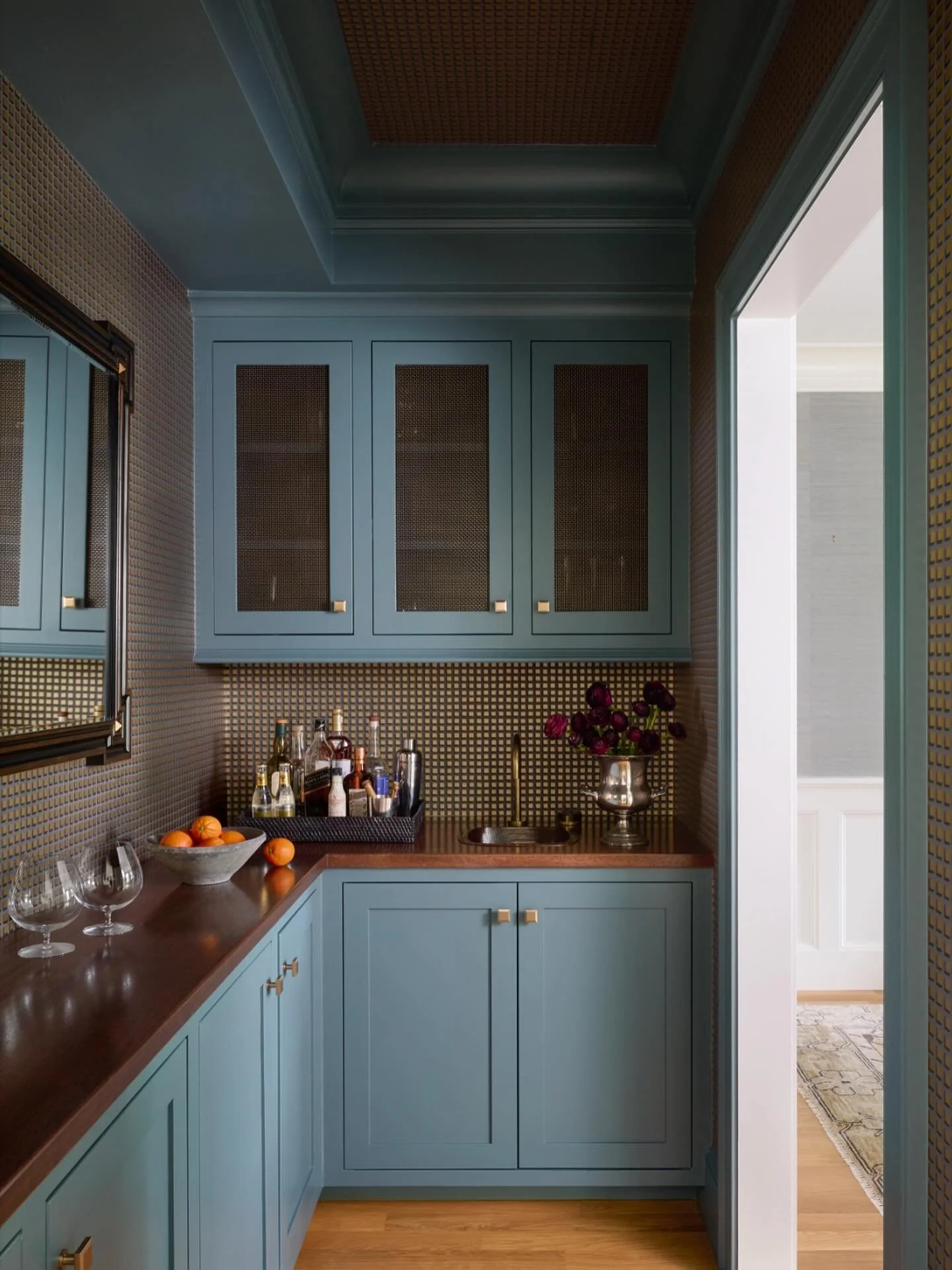 Here for the boos 🥃. Happy Halloween! 🤎🎃

Design: @jessiesheehaninteriors 
Contractor: @rco_homes 
Photography: @tamara_flanagan_photo 
Styling: @rheaj.styling 

#happyhalloween #friday #wetbar #barstyle #bardesign #doverma #jessiesheehaninteriors