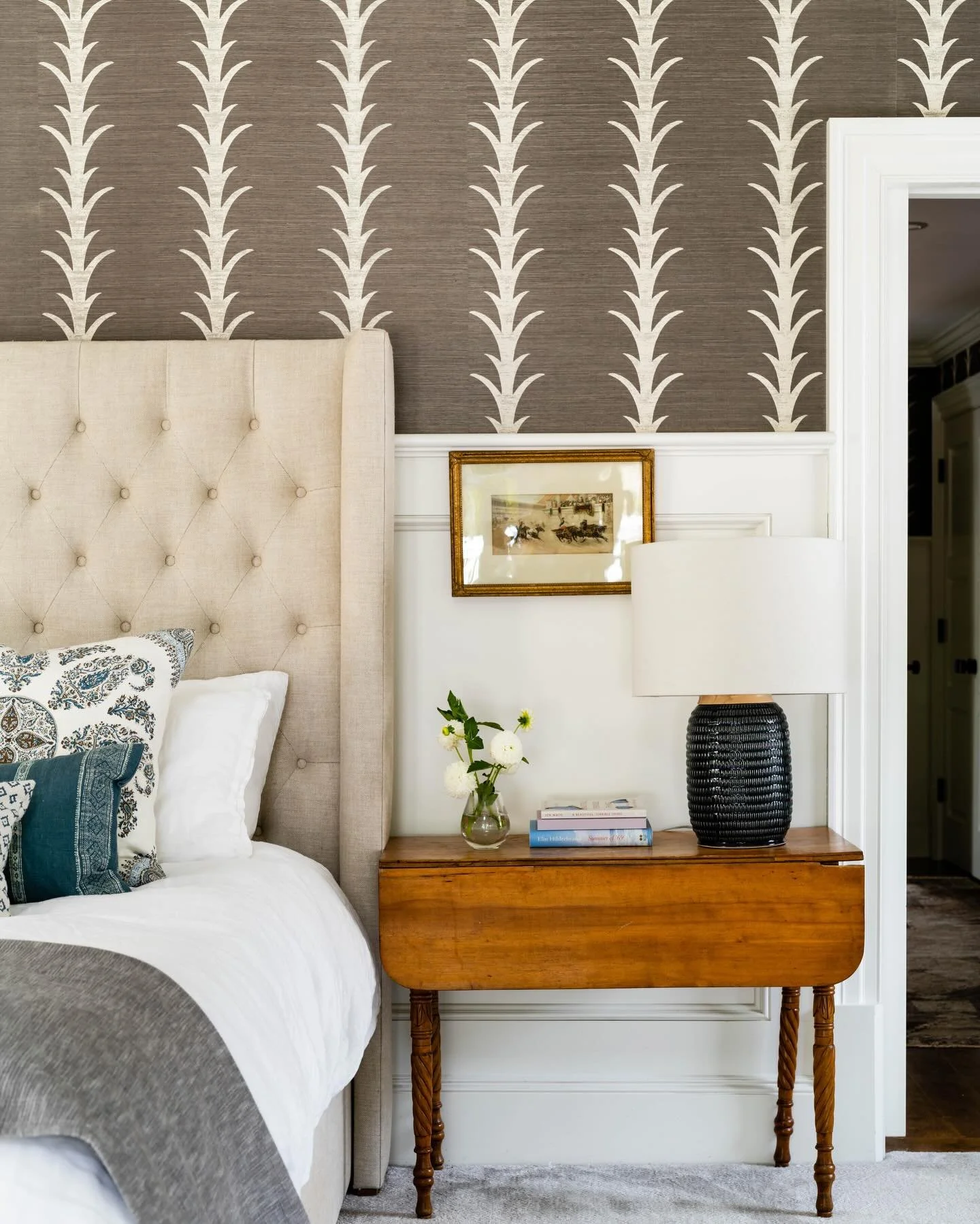 Anyone else not get enough sleep last night? Wish I could climb back in bed! 🛏️ 

Interior Design: @jessiesheehaninteriors 
Architecture: @patrickahearnarchitect 
Photography: @jessicadelaneyphotography 

#monday #primarybedroom #bedroomdesign #dove