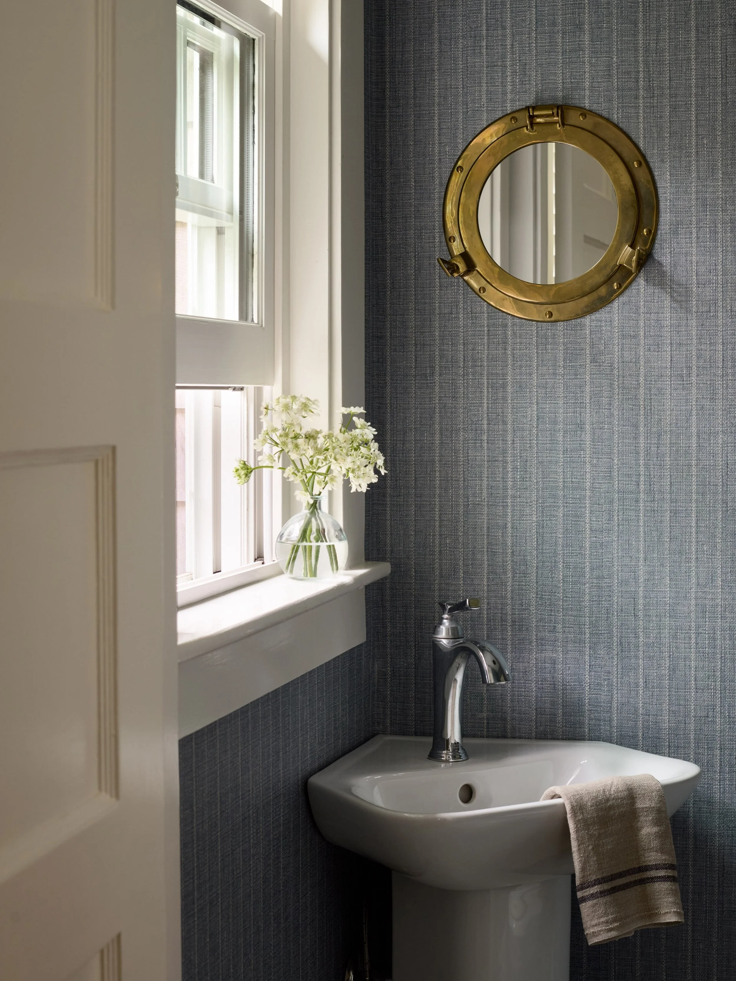 If August was a powder room, this would be it. 🌊

Interior Design: @jessiesheehaninteriors 
Styling: @seanwilliam_styling 
Photography: @tamara_flanagan_photo 

#august #powderroomdesign #capecodstyle #falmouthma #jessiesheehaninteriors