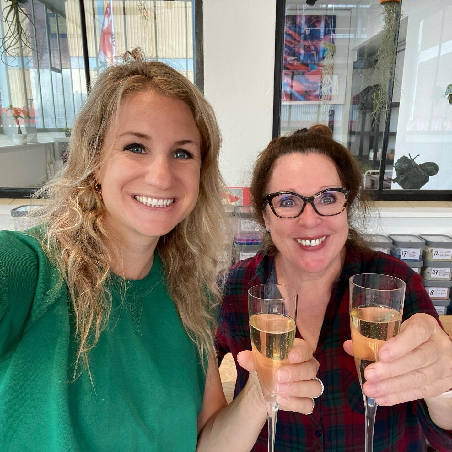 Cheers to a successful first trail week 🍾🤩 Can&rsquo;t wait to continue this new journey 🥰.
.
.
#champagne #cheers #success #newstudio #studio #studiolife #ceramics #keramiek #keramiekatelier #cursussen #hobby #atelier #ceramic #clay #pottery #pot