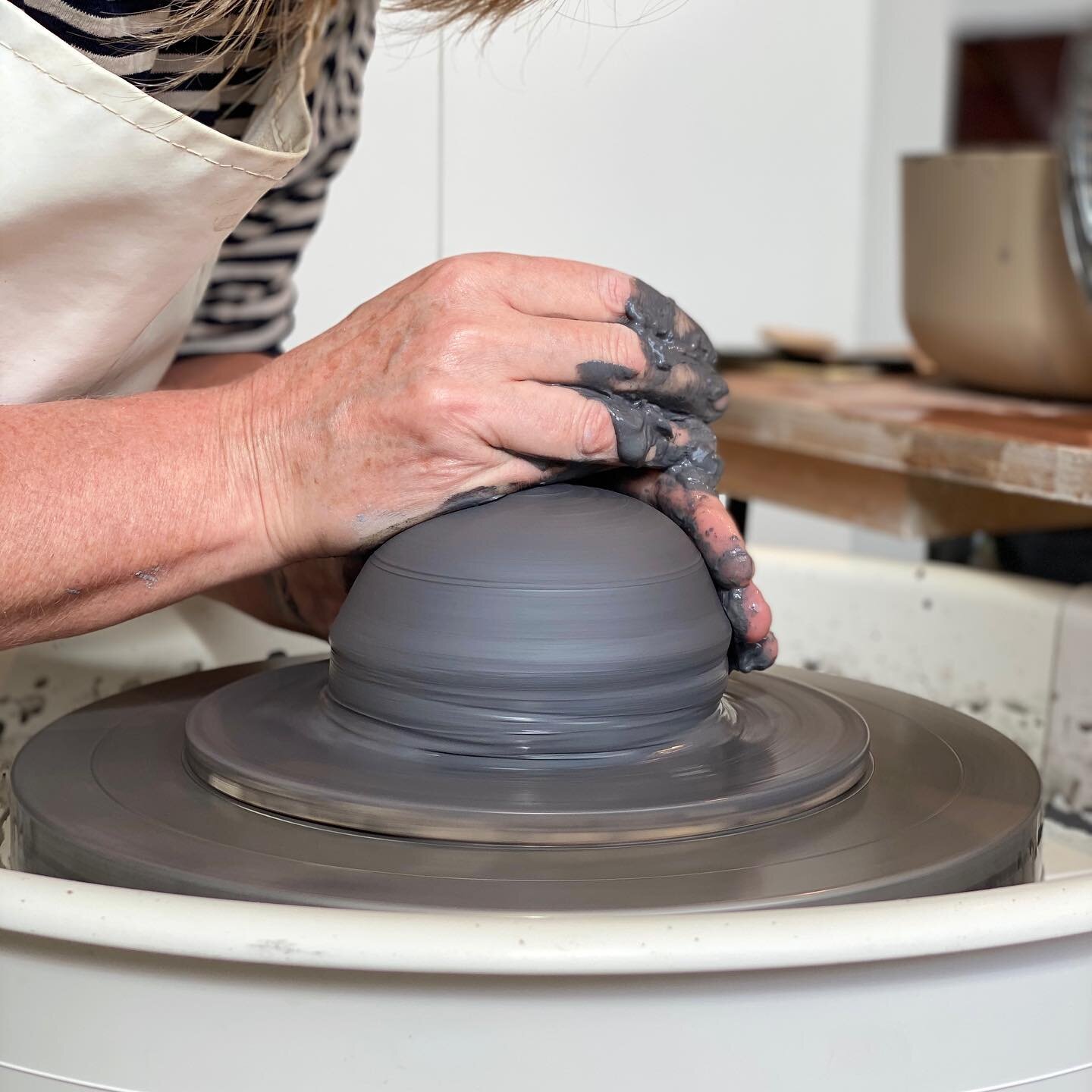 Experimenting with black throwing clay 🤗😁.
.
.
#black #blackclay #blackclaypottery #studio #ceramics #keramiek #keramiekatelier #cursussen #hobby #atelier #ceramic #clay #pottery #potterywheel #potterywheel #wheelthrowing #wheelthrownceramics #whee