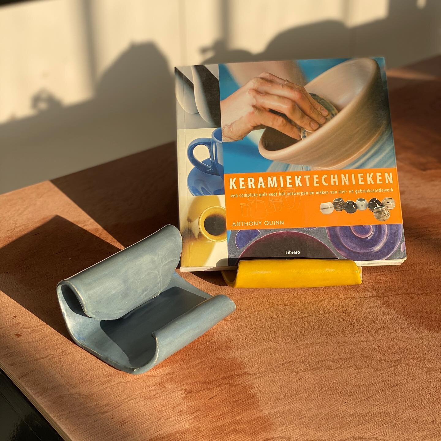Creative book stand made in the Wednesday morning class. 🤩 .
.
.

#newstudio #studio #studiolife #ceramics #keramiek #keramiekatelier #cursussen #hobby #atelier #ceramic #clay #pottery #potterywheel #potterywheel #wheelthrowing #wheelthrownceramics 