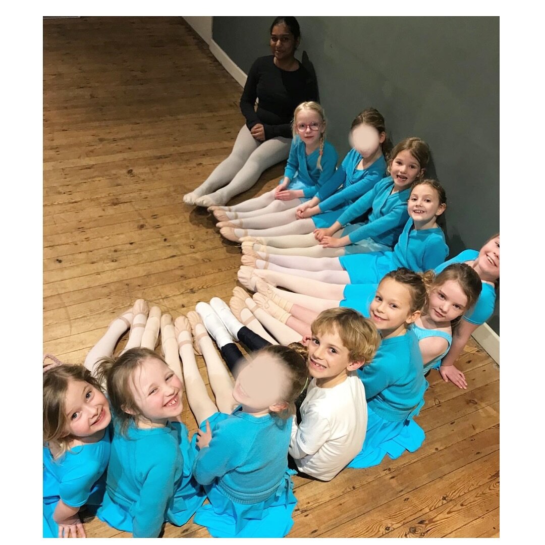 How sweet is this! ❤️

These Primary dancers call it the friend flower - a waiting position while your friends are dancing. 🩰😊

Happy Monday everyone 😊

-
-

#ballet #dance #balletfriends #balletinbrightonandhove #altaacademyofdance #primaryballet