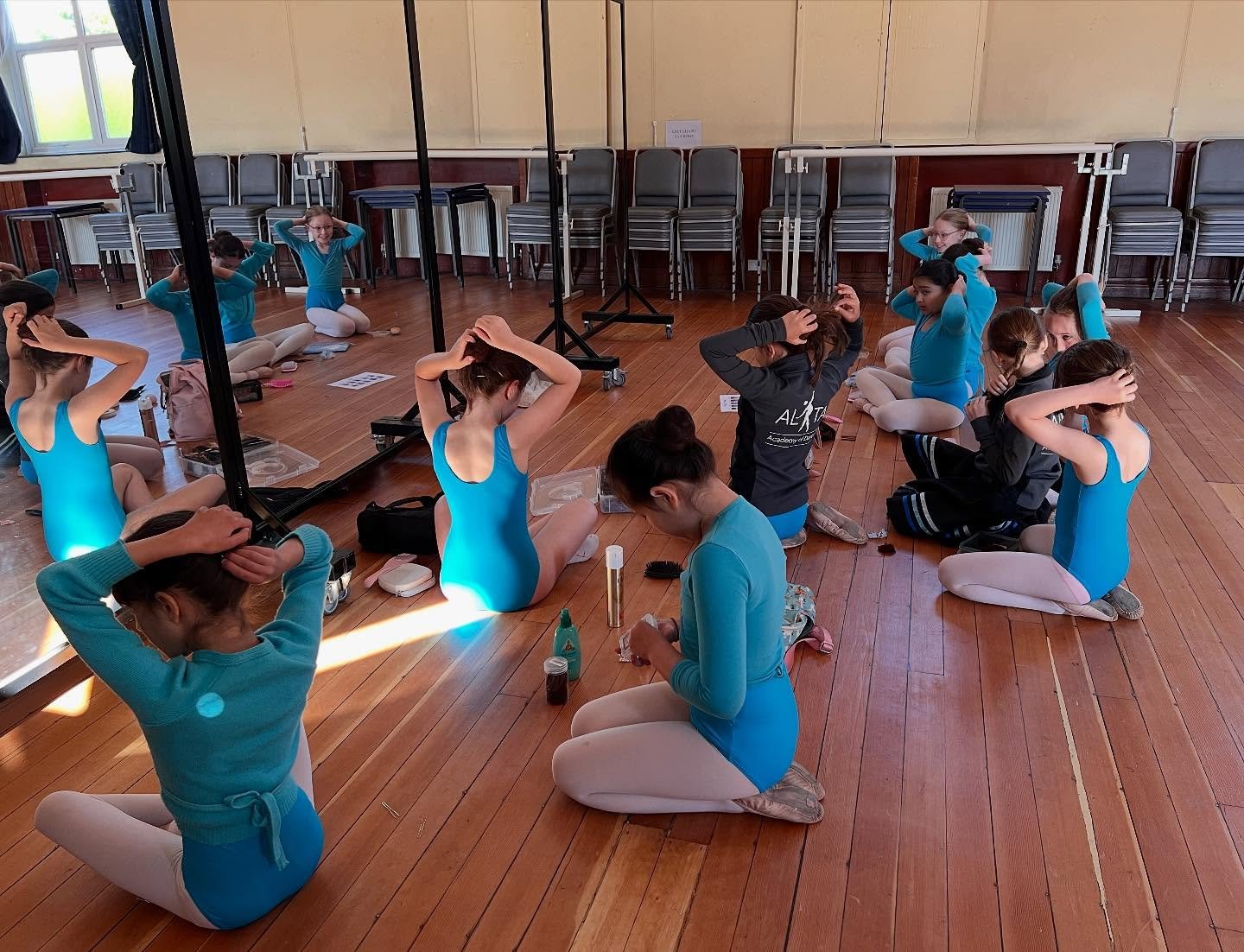 A lot of fun was had in our recent Grade 2 class when the dancers learned to do their own ballet buns. They did a great job are all keen to do their own hair so they can get better at it. 😊
-
-
#dance #ballet #balletbuns #doingmyownhair #practicema