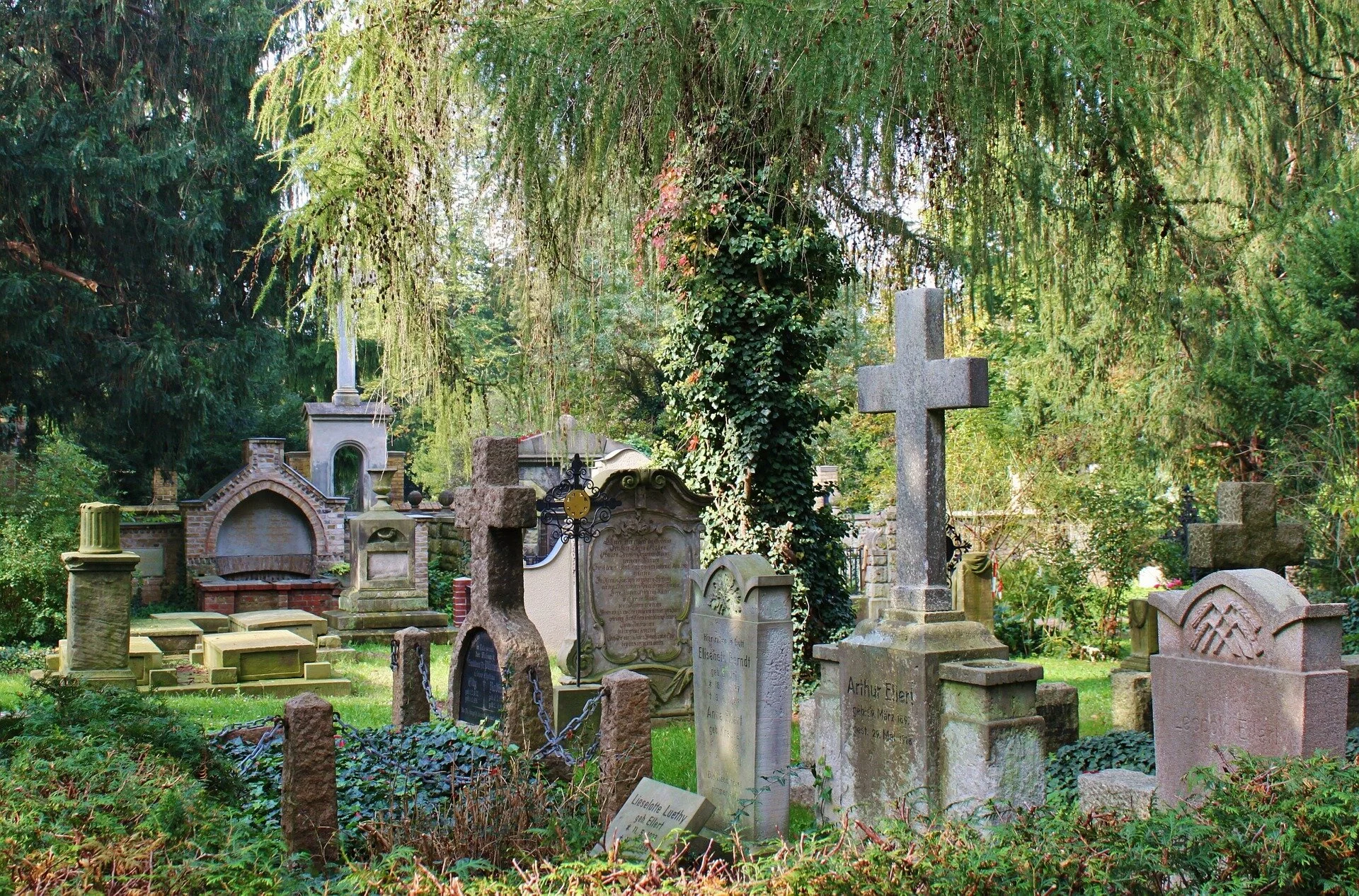 cemetery-363334_1920.jpg