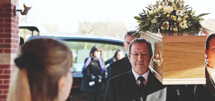 What's the difference between coffin bearers and pall bearers?