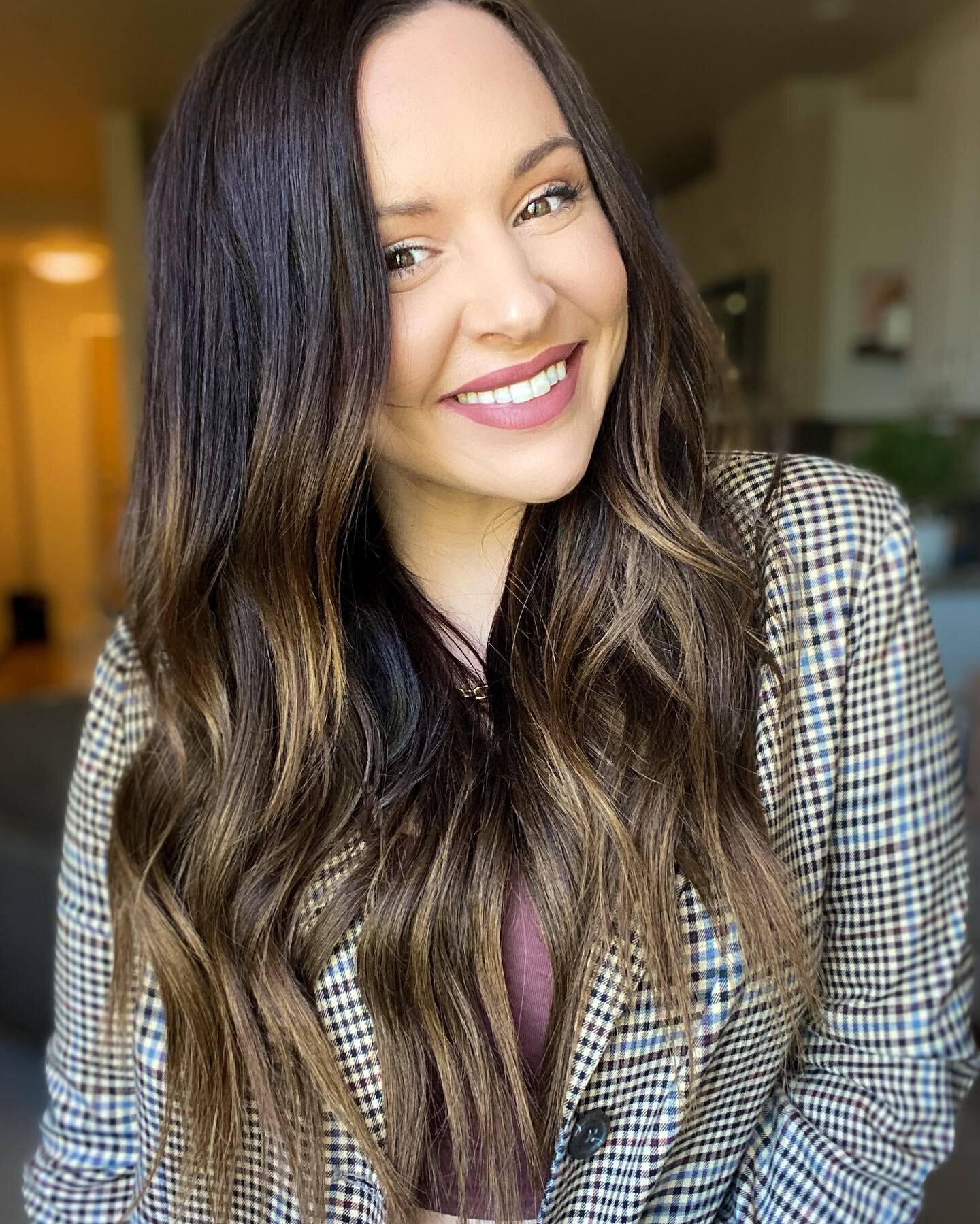 New hair who dis? 💁🏻&zwj;♀️ Thanks to my bff @studio_wolf!! 💕💕👯&zwj;♀️
.
Not gonna lie, our hair days are brutal. 😂 We come in on our days off and we are there the WHOLE day from morning until night doing each other&rsquo;s hair. 😭 We both hav