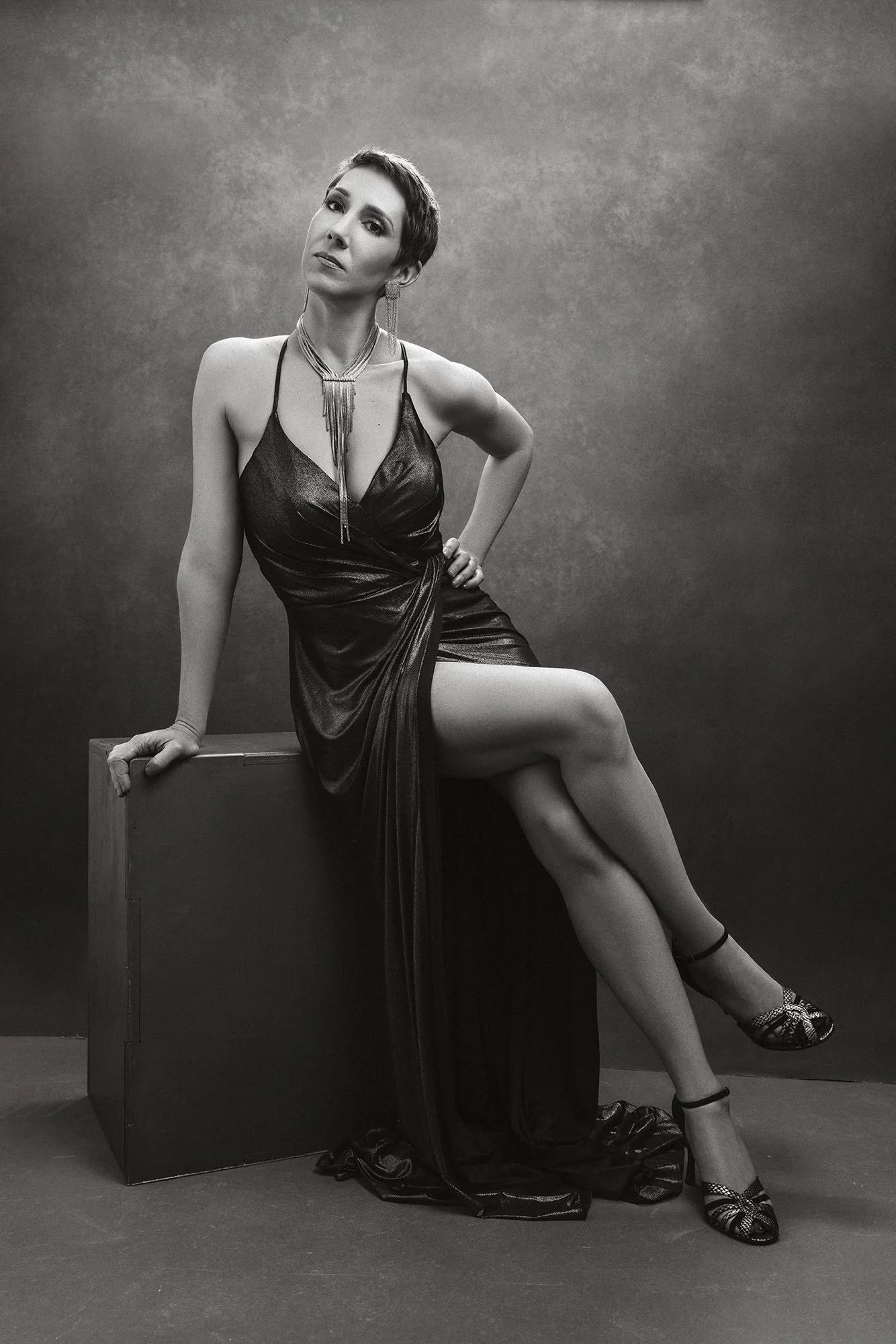 Fashion-inspired luxury portrait session for women in Innsbruck Austria. Editorial fine art photography in a private studio at the foot of the Alps, Tirol.