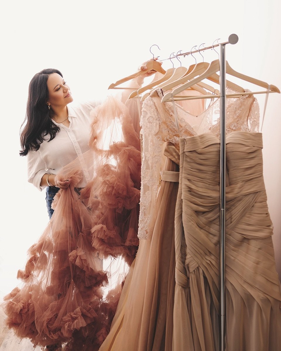 Today&rsquo;s consultation reminded me why our dressing room is pure magic! ✨
She walked in saying, &lsquo;I have absolutely no idea what to wear for my photoshoot.&rsquo; The uncertainty in her voice was so familiar&mdash;it&rsquo;s something I hear