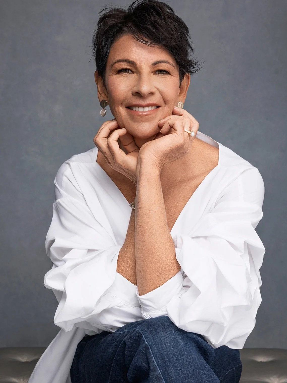 Portr&auml;t von Dagmar f&uuml;r das Projekt 40 &uuml;ber 40.
✨
Mit 54 Jahren steht sie am Schnittpunkt all dessen, was sie geschaffen hat&mdash;ein florierendes Unternehmen, das vor fast 20 Jahren aus ihrer Vision geboren wurde, zwei bemerkenswerte 